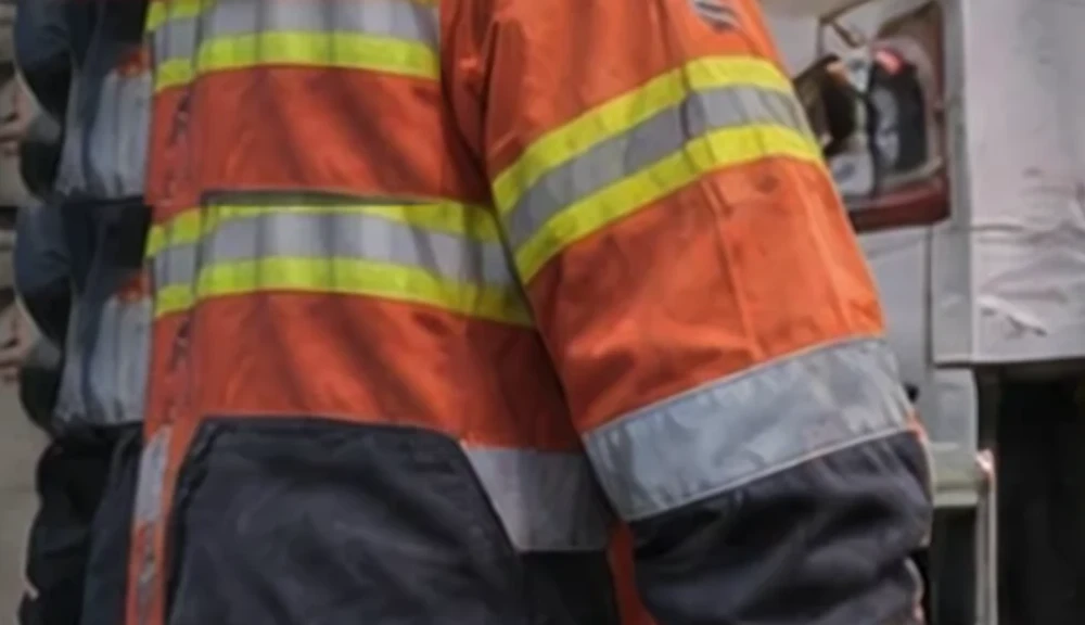 Trabajador con vestuario de alta visibilidad en una operación industrial